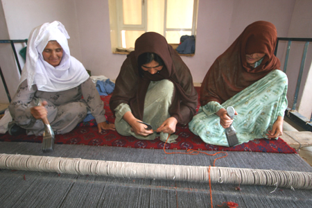 Projet de tissage de tapis afghans pour les femmes.